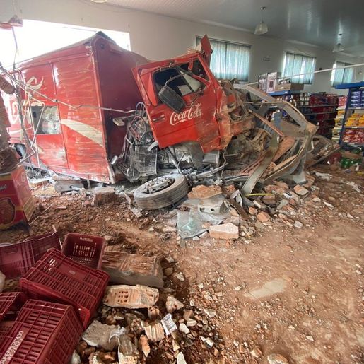 VÍDEO: Caminhão invade supermercado e deixa 7 feridos em Minas Gerais