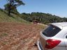 Motorista perde controle de carro e cai em ribanceira em Itapiranga