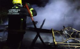 Casa fica destruída após incêndio nessa madrugada 