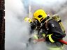 Bombeiros combatem incêndio em residência no interior