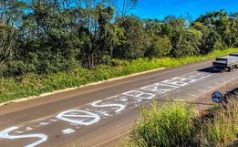 VÍDEO: moradores pintam pedido de socorro na pista da BR-163