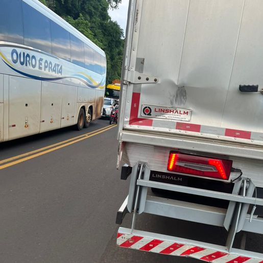 Motociclista morre ao colidir na traseira de caminhão na SC-157