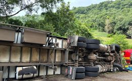 Capotamento de caminhão deixa motorista preso às ferragens na SC-283, em Seara