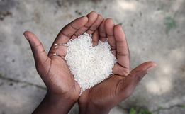 Campanha realiza 'Dia D' para receber roupas e alimentos