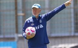 Escalação do Grêmio: Mano Menezes mantém dúvidas no meio e na lateral