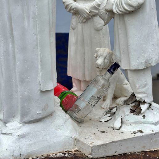 Vândalos depredam imagens em frente a igreja em São Miguel do Oeste