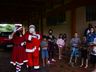 Noel do Sudoeste percorre bairros de Campo Erê entregando doces para crianças 