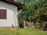 Pneus se desprendem de carreta e atingem casa em Iporã do Oeste 