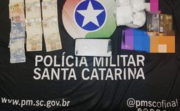Drogas, dinheiro e cartões apreendidos pela Polícia | Foto: PM