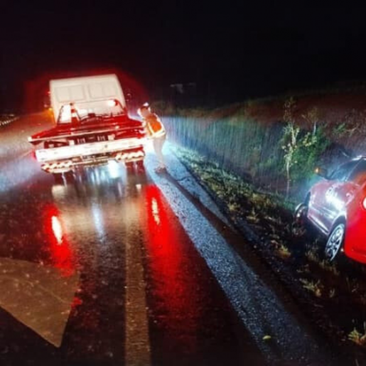 Veículo sai da pista e vai parar em barranco na BR-282 em Maravilha