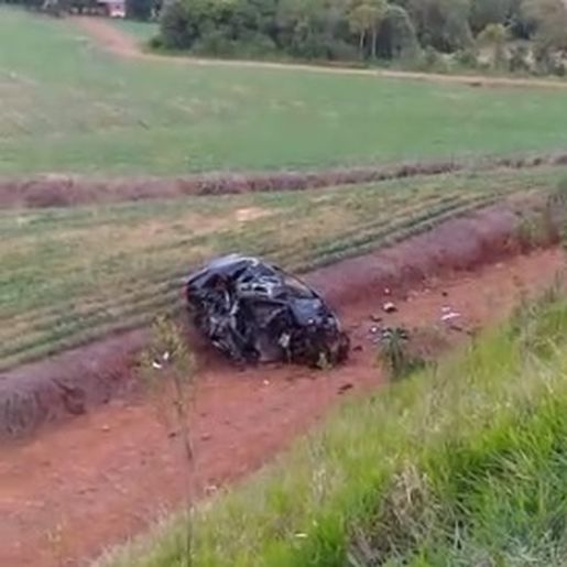 Carro fica destruído em acidente na PR-280