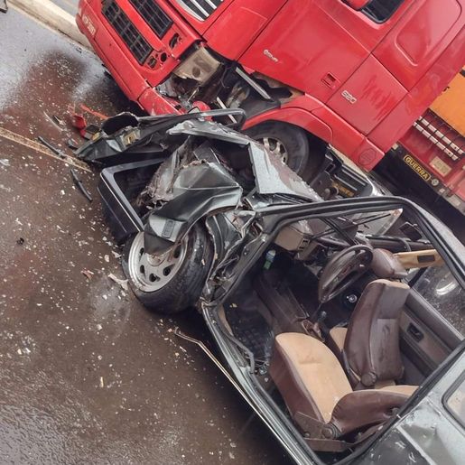 Colisão entre caminhão e carro deixa dois feridos