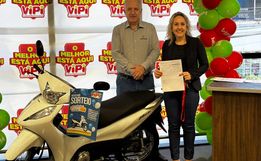 Vipi Supermercados entrega moto a ganhadora de São Miguel do Oeste