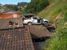 Camionete para em cima de residência após acidente