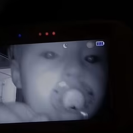 Casal flagra ‘voz grossa’ falando com criança por babá eletrônica