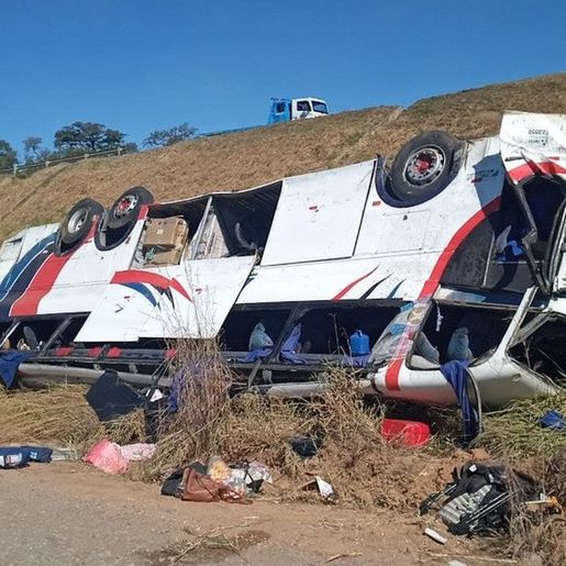 Queda de ônibus em ribanceira deixa 1 morto e 25 feridos em SP