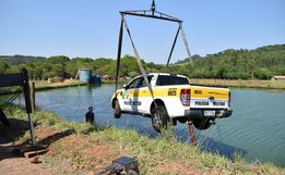 FOTOS: Viatura da PMRv é retirada de açude em São Miguel do Oeste
