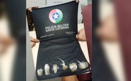 Homem é preso por tráfico de drogas e mandado de prisão ativo em SMOeste