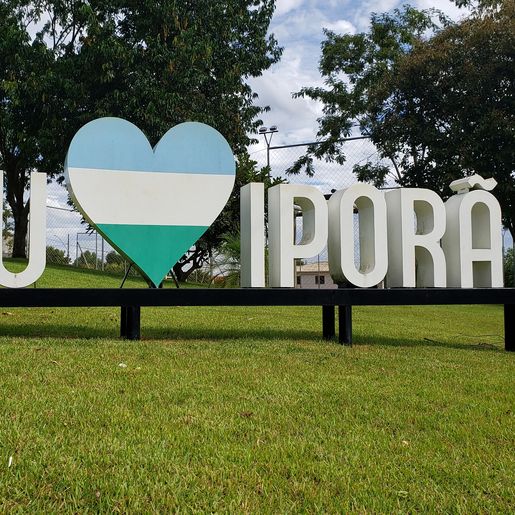 Iporã do Oeste instala ornamentação de Páscoa em pontos da cidade