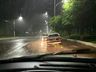 VÍDEO: Casal fica ferido após colisão em poste de iluminação em SMOeste 