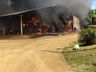 Incêndio de grandes proporções atinge galpão com maquinários no interior
