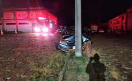 Motorista bate veículo em poste em São Lourenço do Oeste 