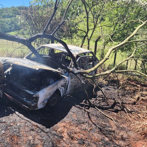Incêndio consome carros abandonados na Secretaria de Obras de Itapiranga