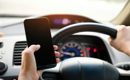 Quase 50 mil motoristas em SC foram multados por uso de celular ao volante em 2025