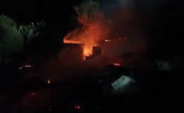 Residência é completamente consumida por incêndio no interior
