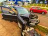 Condutor colide carro em poste e foge do local em São Miguel do Oeste; vídeo