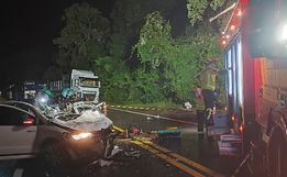 Colisão entre dois carros deixa dois mortos e uma mulher ferida na BR-163