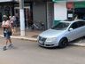 VÍDEO: Carro perde freio, sobe calçada e atinge pedestre em SMOeste 