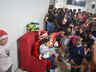Chegada do Papai Noel acontece em Anchieta com entrega de doces para as crianças 