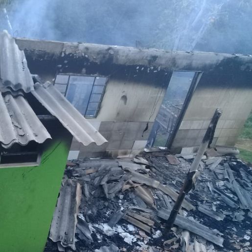 Residência é destruída por incêndio em São José do Cedro
