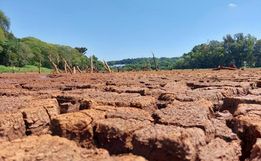 Sem chuva, Bandeirante começa a distribuir água para famílias do interior
