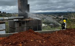 Incêndio atinge depósito de maravalha de empresa no interior de Paraíso 