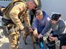 Canil da Polícia Militar visita Apae de Itapiranga 