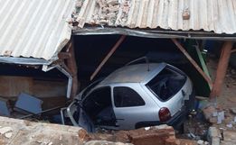 VÍDEO: Carro em alta velocidade derruba muro e invade galpão no interior de SP