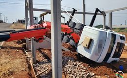 Tombamento de guindaste deixa trabalhador ferido, em Iporã do Oeste