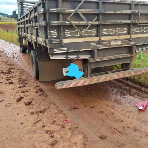 Colisão entre carro e caminhão deixa duas pessoas feridas 