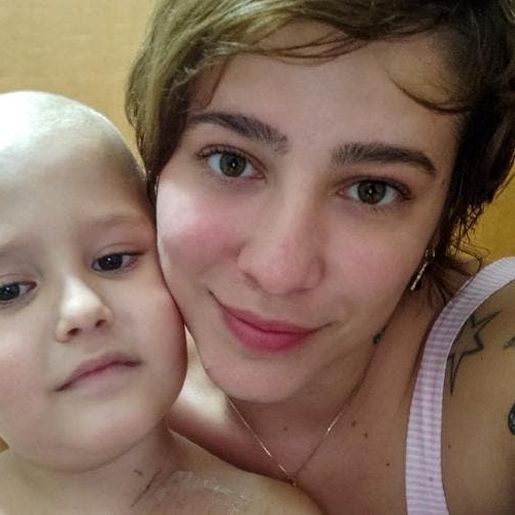 Vídeo de menino com leucemia rindo ao lado da mãe viraliza nas redes sociais