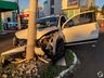 VÍDEO: Motorista colide com o carro em poste no centro de São Miguel do Oeste