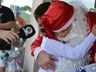 Campanha “Um presente de Natal” reúne crianças para entrega de presentes
