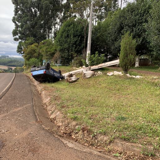 Veículo sai da pista, bate em poste e capota no interior