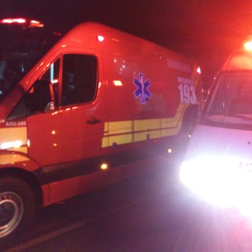 Carreta tem falha mecânica e acaba tombando na BR-282 em Iraceminha