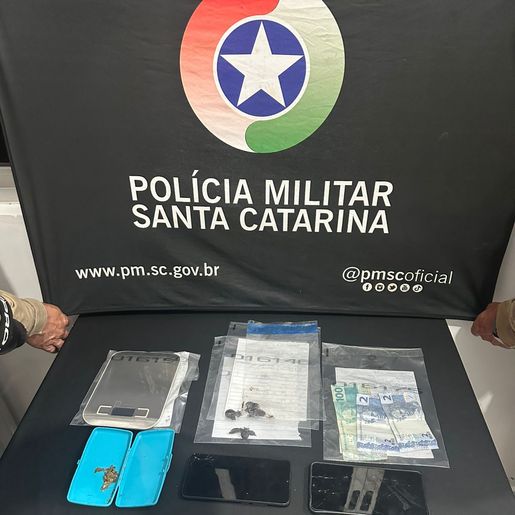 Homem é preso por tráfico de drogas em São Miguel do Oeste após tentar esconder cocaína na fossa