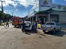 Colisão entre carro e caminhonete deixa mulher ferida