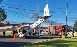 Avião cai no meio da rua e chega a tocar em carro na divisa entre SC e PR
