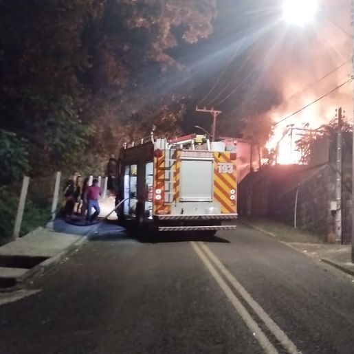 Incêndio destrói duas residências em Itapiranga