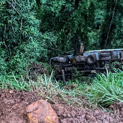 Queda de caminhão em barranco deixa feridos em Bandeirante